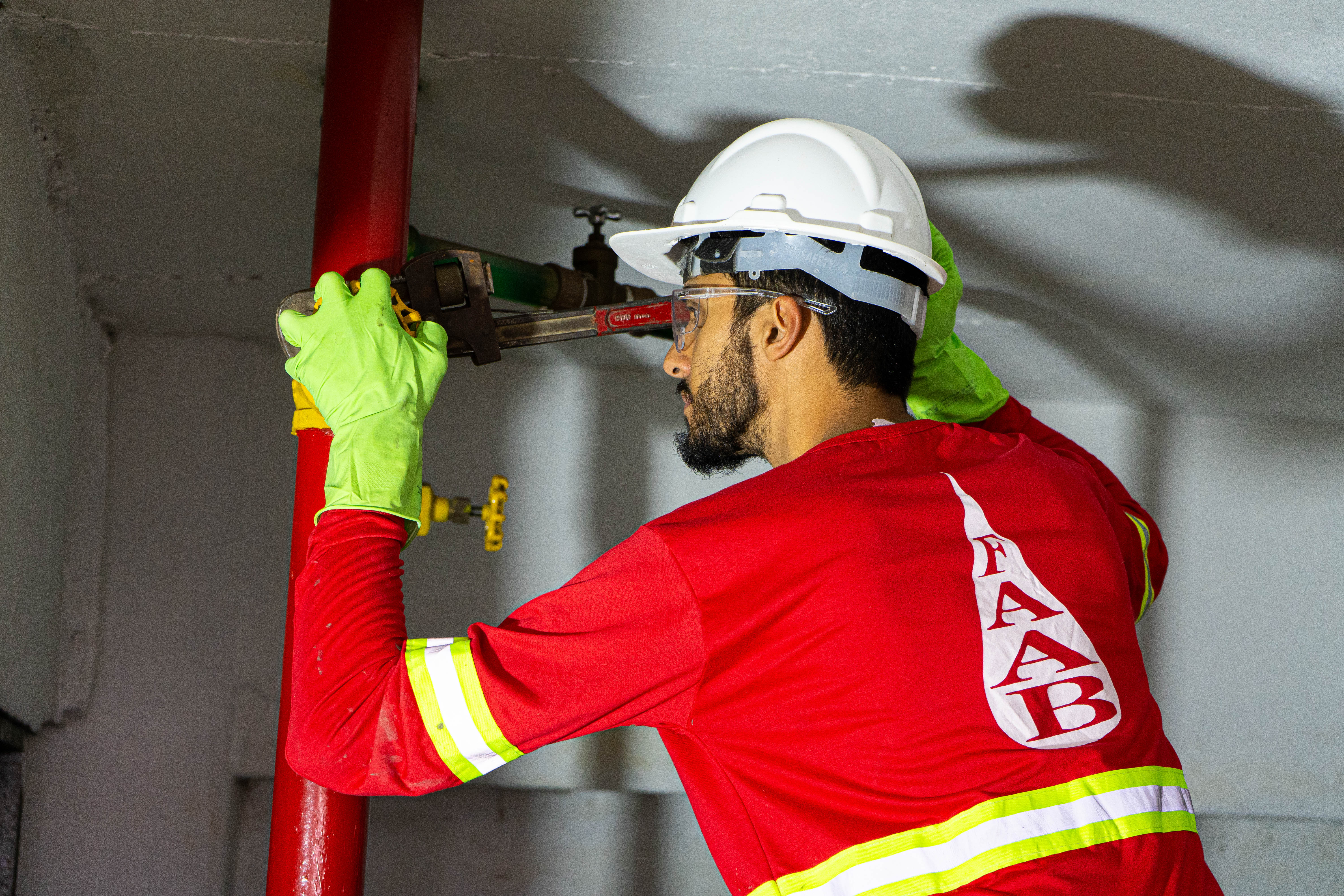 Encanador de cobre FAAB trabalhando em instalação hidráulica predial