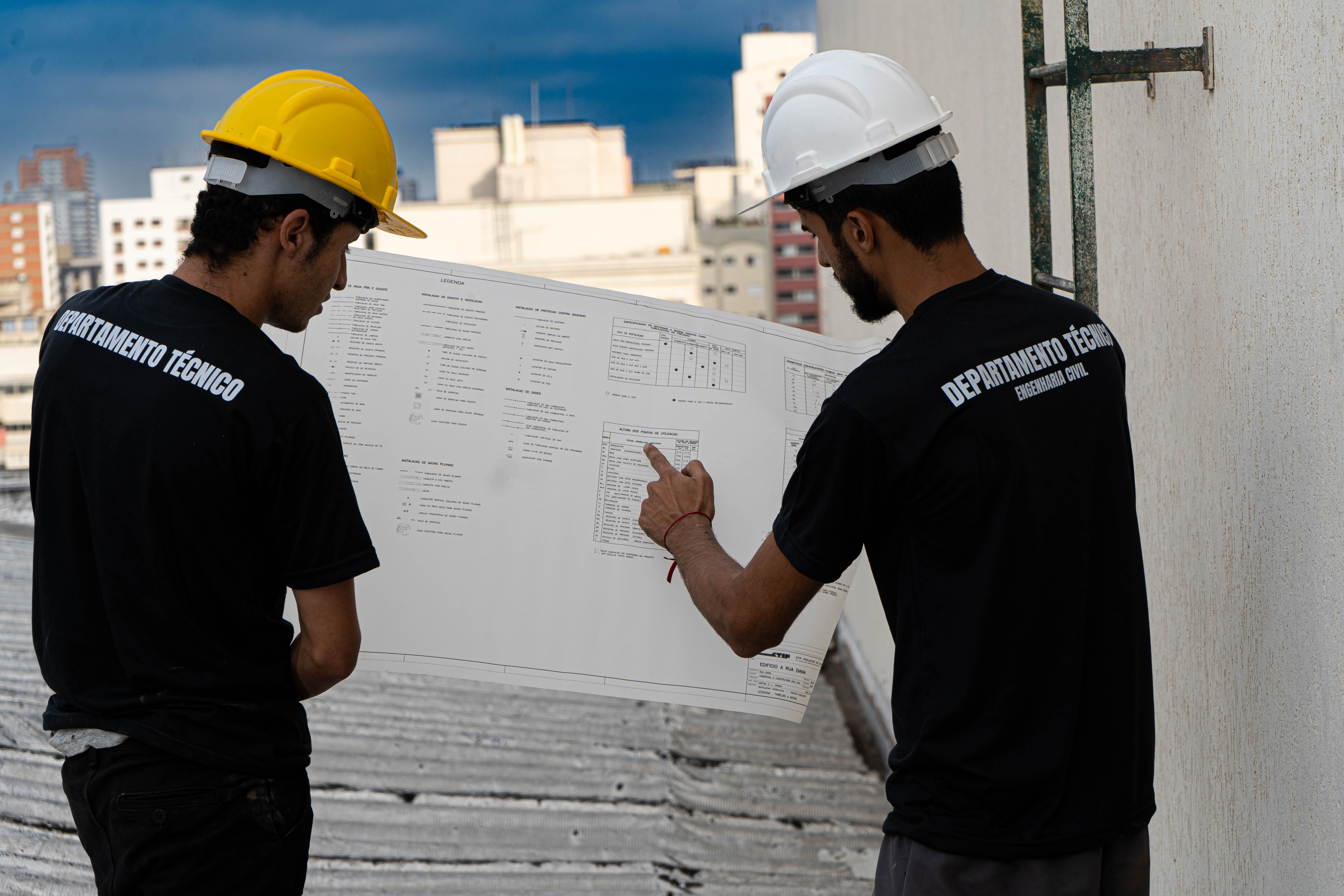 Engenheiro FAAB emitindo laudo técnico de edificação com documentação CREA